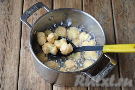 Жарятся они достаточно быстро - 1-2 минуты. В процессе жарки кусочки теста увеличиваются в размере раза в два. Готовый баурсак вынуть из кипящего масла с помощью шумовки и переложить на сито, чтобы стекло лишнее масло, а затем выложить на бумажное полотенце.&nbsp;
