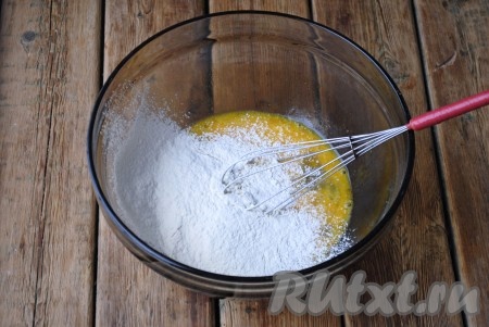 Частями всыпать просеянную муку (её может понадобиться больше или меньше - это будет зависеть от размера яиц и качества муки).
