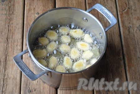 Растительное масло налить в небольшую кастрюлю (казан или сковороду) и хорошо разогреть. Масла должно быть много, чтобы кусочки теста в нём свободно плавали. Порциями отправить заготовки во фритюр и обжарить на среднем огне, помешивая, до золотистого цвета.
