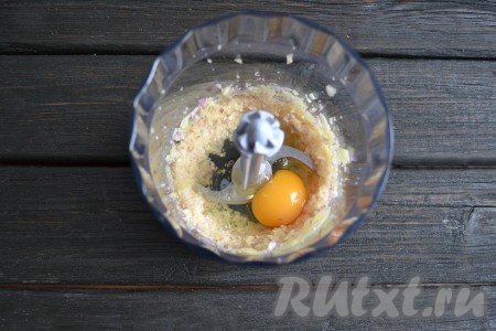 В чашу блендера к измельченным овощам добавить куриное яйцо и снова довести до однородности.
