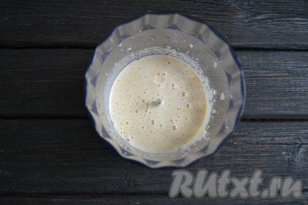 В получившуюся массу по вкусу всыпать соль и черный молотый перец, снова перемешать.
