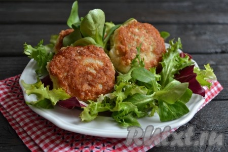 Рубленные рыбные котлеты из минтая прекрасно сочетаются с различными гарнирами, салатами и овощами.
