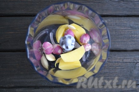 В чашу блендера выложить очищенные лук, чеснок и картофель, перемолоть в однородную массу. Это можно сделать и мясорубкой.
