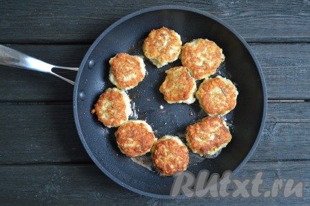 Жарить рыбные рубленные котлеты на среднем огне по 3-4 минуты с каждой стороны.
