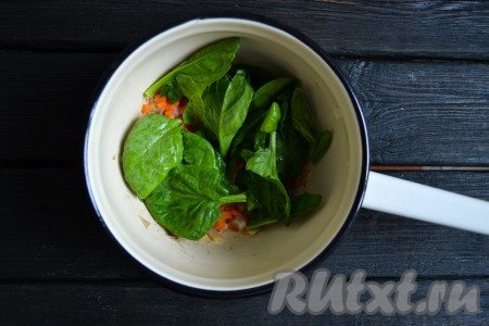 Шпинат промыть, удалить стебли. Когда обжаренные овощи станут мягкими, выложить в сотейник шпинат. На слабом огне, помешивая, обжарить шпинат 1-2 минуты. 