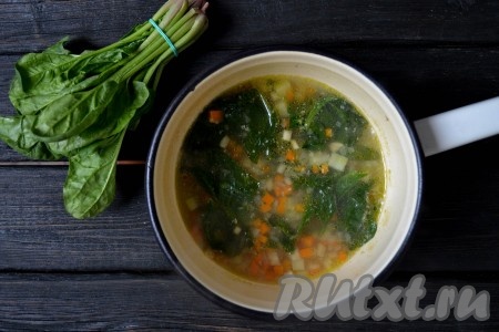 Влить воду, довести до кипения, затем снизить огонь к минимуму и варить постный суп со шпинатом 20-25 минут (до готовности картофеля). За 5 минут до конца приготовления всыпать по вкусу соль и черный молотый перец. 