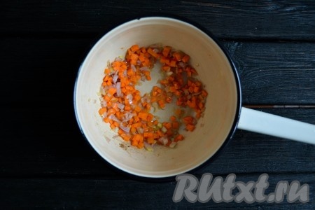 Картошку, сельдерей, морковку и лук очистить. Морковку и лук нарезать мелкими кубиками. В сотейнике (или толстостенной кастрюле) разогреть растительное масло, выложить лук с морковью и, периодически помешивая, обжарить на среднем огне до мягкости (это займет 2-3 минуты).