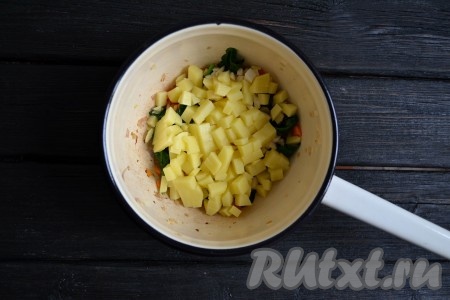 Следом выложить картофель, нарезанный небольшими кубиками или соломкой.
