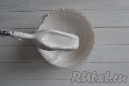 Зефирная масса получится очень плотной. Если перевернуть миску - вся масса останется в ней и даже не шелохнется.
