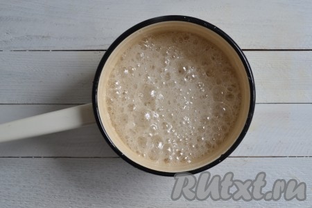 Варить сироп с араг-агаром до увеличения температуры до 110 градусов при постоянном помешивании на среднем огне.
