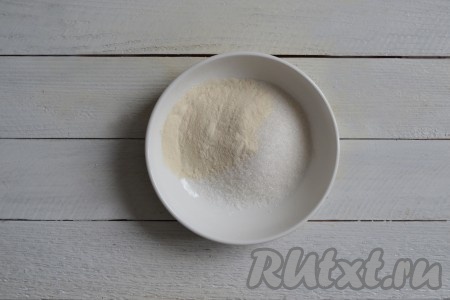 В отдельной миске соединить оставшийся сахар и агар-агар. Влить 50 миллилитров горячей воды и размешать.
