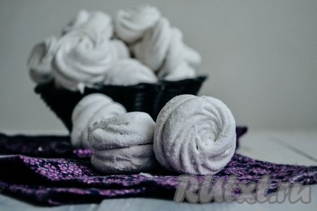 Подсушенные половинки зефира соединить между собой и присыпать сахарной пудрой.
