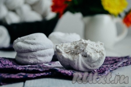 Банановый зефир&nbsp;на агар-агаре - неимоверно вкусный, намного вкуснее магазинного. Исчезает со стола за считанные минуты, ведь его вкус необыкновенный. 