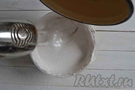 Затем очень-очень медленно, тонкой струйкой влить сахарный сироп в банановое пюре при беспрерывной работе миксера. Продолжать взбивать миксером на низкой скорости еще 5-7 минут.
