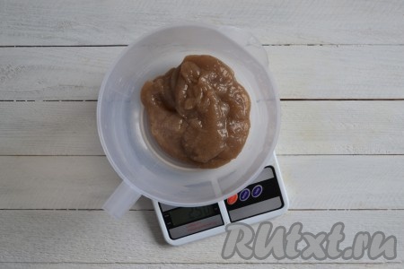 От общей массы бананового пюре отложить 250 грамм и остудить.
