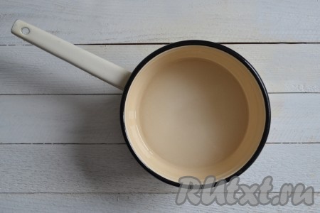 Параллельно со взбиванием пюре нужно сварить сироп. Для этого в сотейник всыпать 400 грамм сахара и влить 100 миллилитров воды.&nbsp;
