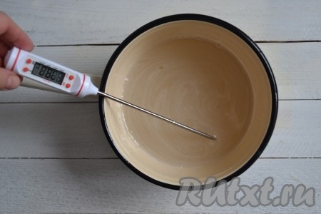 Отправить на средний огонь и нагреть сироп до 80 градусов.
