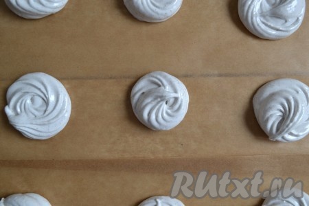 Агар-агар начинает застывать уже при 40 градусах, поэтому наполнять кондитерский мешок и отсаживать на пергамент банановый зефир нужно очень быстро. Затем отправить зефир сушиться на ночь в сухое и теплое помещение.
