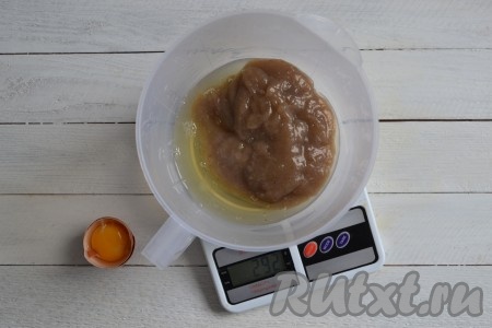 В остывшее отложенное пюре добавить 1 яичный белок.
