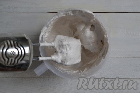 Начиная со слабых оборотов миксера, постепенно увеличивая скорость, взбить банановое пюре с белком в пышную, устойчивую светлую массу. Взбивать до тех пор, пока масса не станет "схватываться" (приподняв венчик, банановый крем останется на нем, как на фото).
