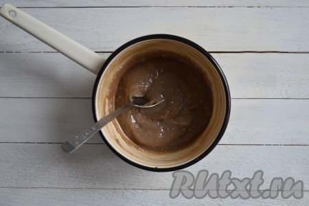 Бананы очистить от кожуры, выложить в сотейник и всыпать 200 грамм сахара. Взбить блендером или растереть вилкой до однородной массы. Затем на слабом огне, при постоянном помешивании, уварить пюре. Лишняя влага должна испариться. На уваривание уйдет 5-7 минут. За это время пюре изменит приятный светлый цвет на серо-коричневый, но это временно.