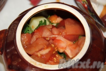 Затем добавляем слой нарезанных кубиками помидоров, смазываем аджикой.