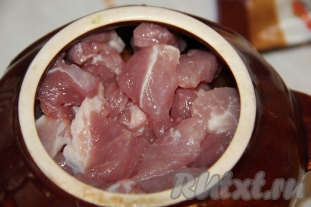 Завершающим слоем чанахи будет говядина, нарезанная на небольшие кубики, смазываем аджикой.