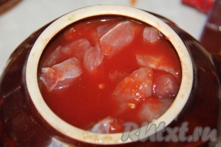 Содержимое горшочков заливаем томатным соком, полностью покрывая соком кусочки говядины. Обратите внимание на вкус сока. У меня был домашний сладкий томатный сок. Если вы используете покупной сок, то разведите его водой, добавьте соль и сахар по вкусу. Помидоры выбирайте сладкие, чтобы чанахи в горшочках не получилось кислым.