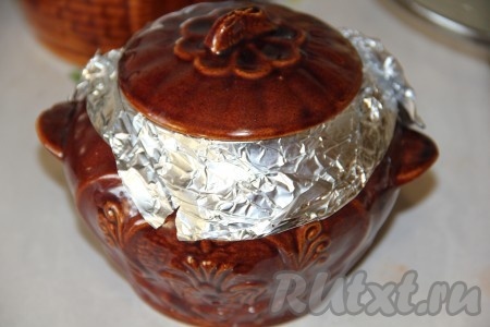 С помощью фольги плотно закрываем каждый горшочек, затем накрываем крышкой.