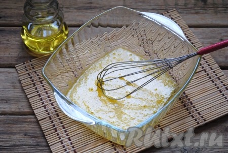 В яично-сахарную смесь добавить растительное масло и ещё раз перемешать.