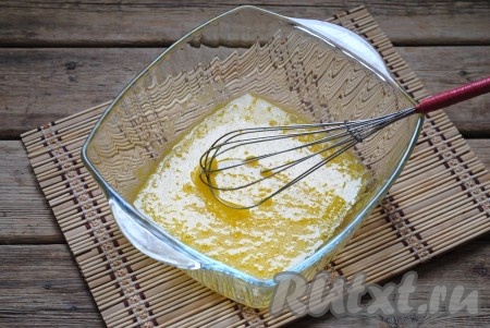 Взбить с помощью венчика до однородности.