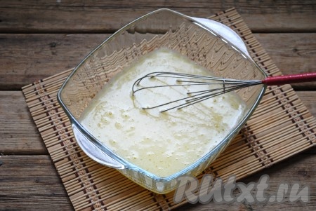 Всыпать разрыхлитель и перемешать тесто. Оставить тесто на 5-10 минут, чтобы разрыхлитель вступил в реакцию с сывороткой. Именно из-за этой реакции наши блины, замешанные на сыворотке, получатся в дырочку.