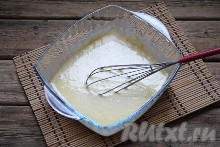 Блинное тесто должно получиться однородным и жидким.