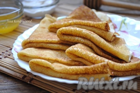 Вкусные, тонкие блины с дырочками, замешанные на сыворотке, готовы. У меня вышло 9 шикарных блинчиков.