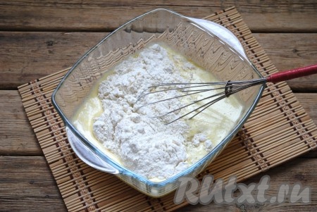 Добавить просеянную муку и хорошо перемешать, чтобы не было комочков.