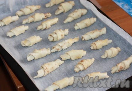 Выложить рогалики на противень, смазанный маслом или застеленный бумагой для выпечки.&nbsp;Выпекать в духовке, разогретой до 180 градусов, до образования золотистой корочки. У меня на выпечку ушло около 15 минут.