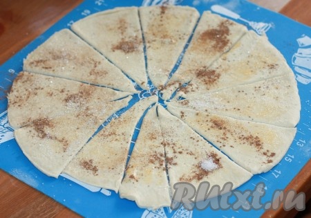 Яйцо слегка взбить. Смазать каждый треугольничек теста яйцом, посыпать корицей и сахаром.