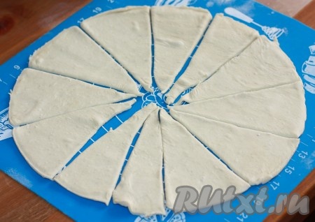 Круг ножом разделить на равные части.