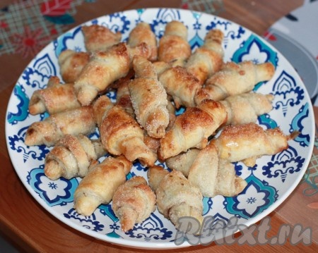 Вкусные, ароматные рогалики с сахаром и корицей из слоёного теста готовы.