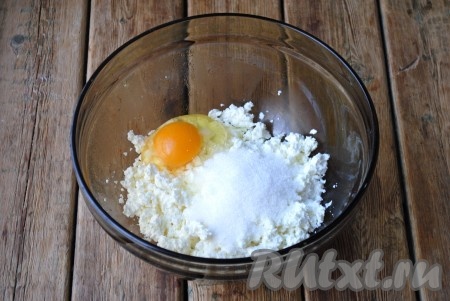 Добавить сахар и вбить яйцо.