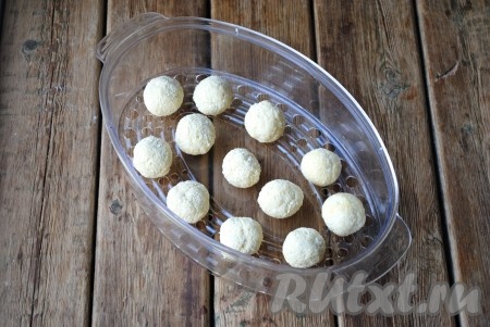 Отрывая немного теста, слепить шарики величиной&nbsp;с грецкий орех. Я готовила ленивые вареники в пароварке, но можно приготовить и в мультиварке. Чашу пароварки смазать растительным маслом и выложить заготовки на небольшом расстоянии друг от друга, они не должны соприкасаться. Поместить чашу в пароварку (или мультиварку), крышку пароварки (или мультиварки) закрыть.
