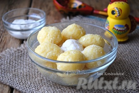 По желанию, ленивые вареники, приготовленные на пару, можно посыпать ещё сахаром и добавить сметану или сливочное масло.&nbsp;
