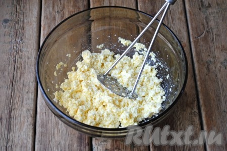 Творог с яйцом и сахаром размять вилкой или толкушкой.&nbsp;
