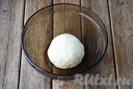 Замесить тесто, оно должно быть немного липким, но не крутым. Оставить его на 10 минут при комнатной температуре.&nbsp;
