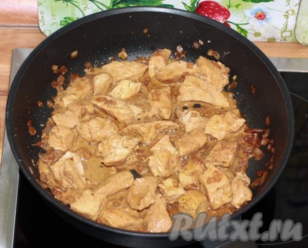 Если в мясе мало жидкости, то можно добавить немного воды. Всё еще раз перемешать и тушить на небольшом огне в течение 10 минут (до загустения), иногда помешивая.
