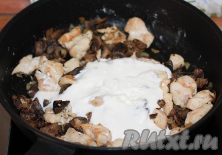 Сметану немного развести водой и вылить на сковороду к мясу и грибам. Перемешать, посолить, поперчить. Потушить 2-3 минуты на небольшом огне.
