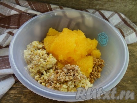 Добавьте в смесь мед, он может быть густым или растопленным на водяной бане.
