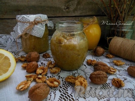 Деткам и взрослым эту полезную смесь в профилактических целях можно кушать по 1 столовой ложке 3 раза в день за 30 минут до еды. Смесь получается такой вкусной, что зачастую ограничиться указанным количеством сложно. Эту смесь не рекомендуется кушать только тем, у кого аллергия на орехи, мёд или лимон.
