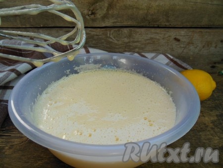 В результате взбивания сахар растворится, а яично-сахарная масса увеличится в объёме раза в два.
