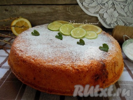 Готовую шарлотку с лимоном, по желанию, посыпьте сахарной пудрой. Подавайте ее с шариком мороженого или взбитыми сливками, отлично сочетается она и со сгущенкой. С приготовлением шарлотки стоит немного повозиться, зато результат вас приятно порадует и удивит своим новым вкусом.
